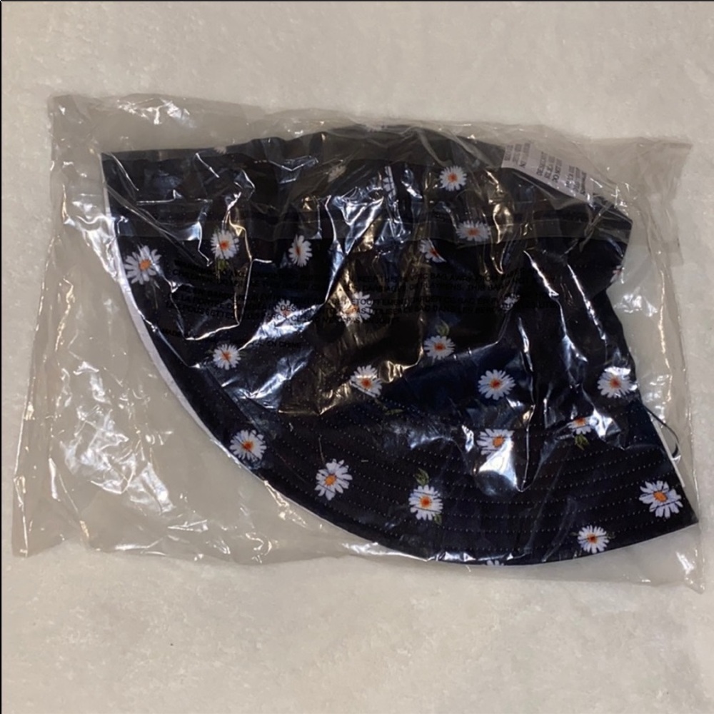SOLD ❗️Alice + Olivia Matching Duffle Bag & Hat - Picture 9 of 10